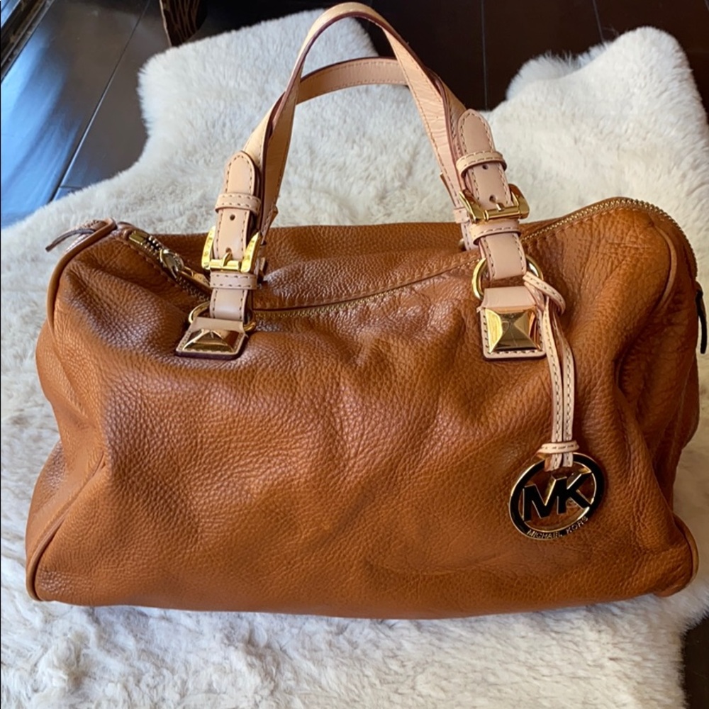 Michael Kors Leather purse. Comes with a bag.